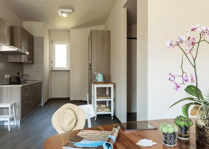 Numero Due Piazza Mazzini - Bymyhomeincomo Apartamento *