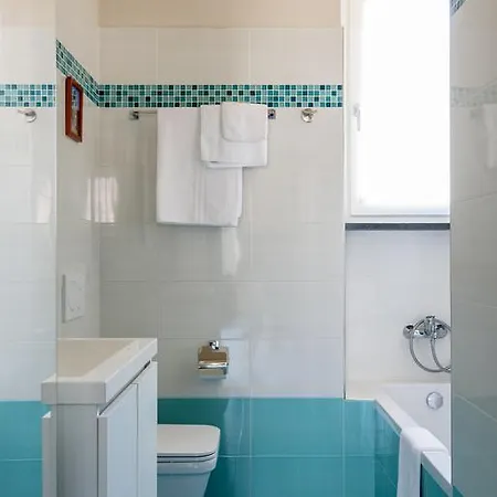 Numero Due Piazza Mazzini - Bymyhomeincomo Lägenhet